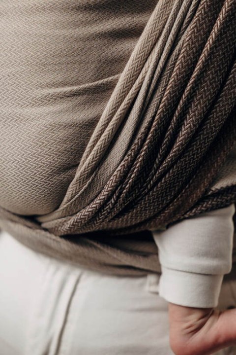 Moja pierwsza chusta do noszenia dzieci, tkana splotem jodełkowym, bawełna - MAŁA JODEŁKA BABY CAFFE LATTE - rozmiar M (drugi ga