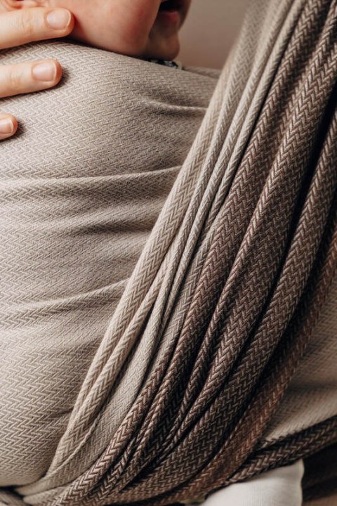 Moja pierwsza chusta do noszenia dzieci, tkana splotem jodełkowym, bawełna - MAŁA JODEŁKA BABY CAFFE LATTE - rozmiar M (drugi ga