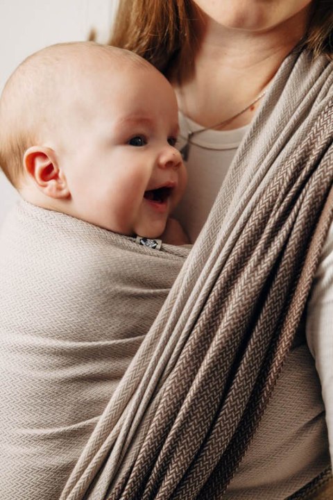 Moja pierwsza chusta do noszenia dzieci, tkana splotem jodełkowym, bawełna - MAŁA JODEŁKA BABY CAFFE LATTE - rozmiar M (drugi ga