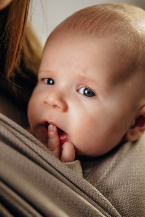 Moja pierwsza chusta do noszenia dzieci, tkana splotem jodełkowym, bawełna - MAŁA JODEŁKA BABY CAFFE LATTE - rozmiar M (drugi ga