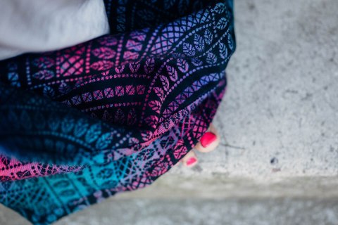 Żakardowa chusta do noszenia dzieci, 60% bawełna, 28% wełna merino, 8% jedwab, 4% kaszmir - PAWI OGON - CZARNY OPAL - rozmiar S