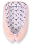 Bobono Kokon niemowlęcy dwustronny kojec otulacz Premium BOBONO- buldożki pudrowy róż