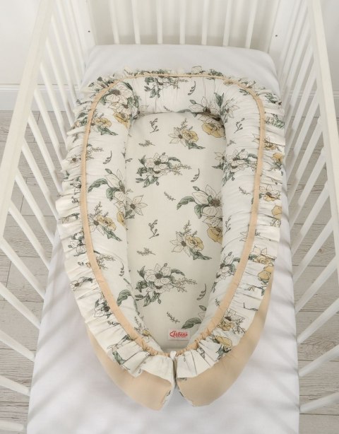 Bobono Kokon niemowlęcy kojec otulacz Premium z falbanką - Clematis on beige